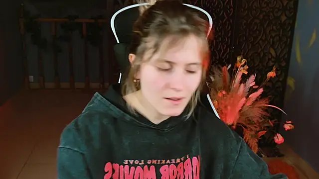 Snapshot of LolaAsmus chatting on 02.18.25 LolaAsmus online show from 02.18.25