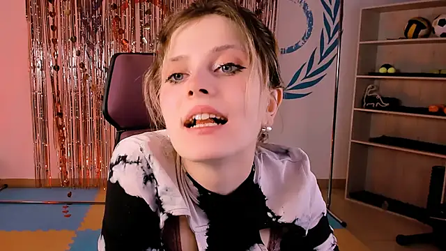 Snapshot of LolaAsmus chatting on 02.27.25 LolaAsmus online show from 02.27.25