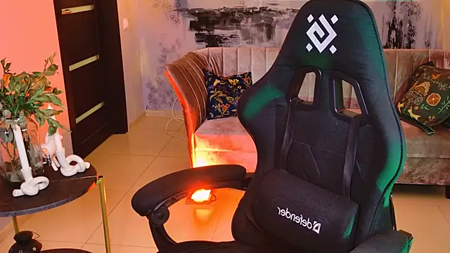 Snapshot of LolaAsmus chatting on 03.12.25 LolaAsmus online show from 03.12.25