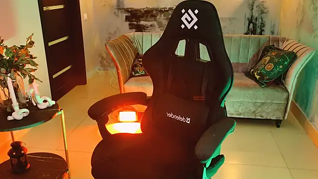 Snapshot of LolaAsmus chatting on 03.12.25 LolaAsmus online show from 03.12.25