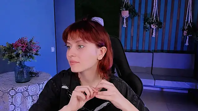 Snapshot of LolaAsmus chatting on 03.18.25 LolaAsmus online show from 03.18.25