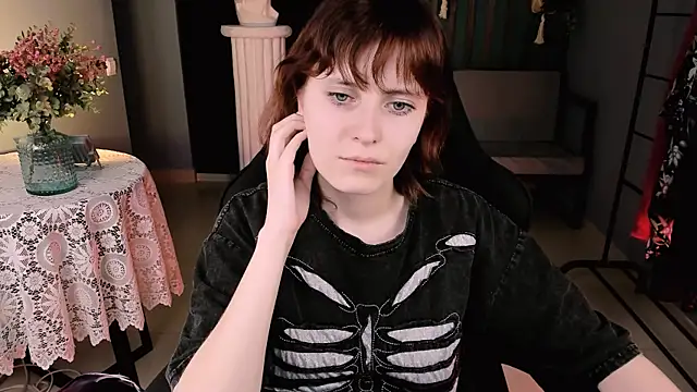 Snapshot of LolaAsmus chatting on 03.18.25 LolaAsmus online show from 03.18.25