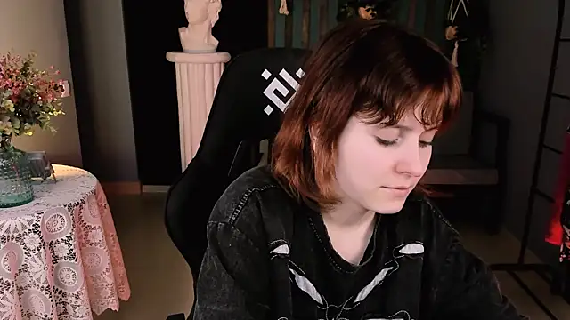 Snapshot of LolaAsmus chatting on 03.18.25 LolaAsmus online show from 03.18.25