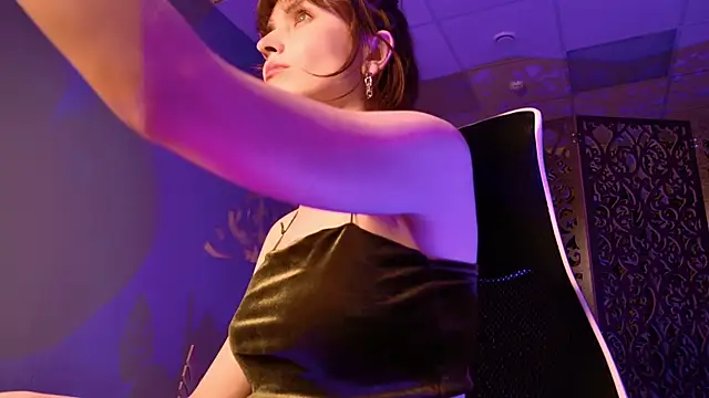 Snapshot of LolaAsmus chatting on 03.19.25 LolaAsmus online show from 03.19.25