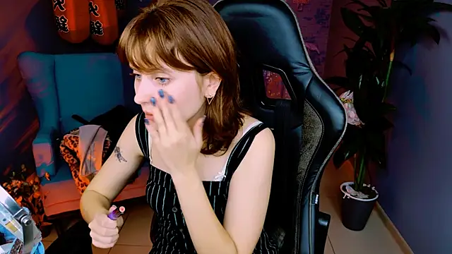 Snapshot of LolaAsmus chatting on 10.11.25 LolaAsmus online show from 10.11.25