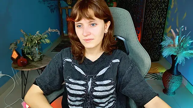 Snapshot of LolaAsmus chatting on 10.15.25 LolaAsmus online show from 10.15.25