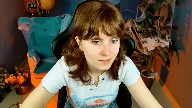 Snapshot of LolaAsmus chatting on 10.22.25 LolaAsmus online show from 10.22.25