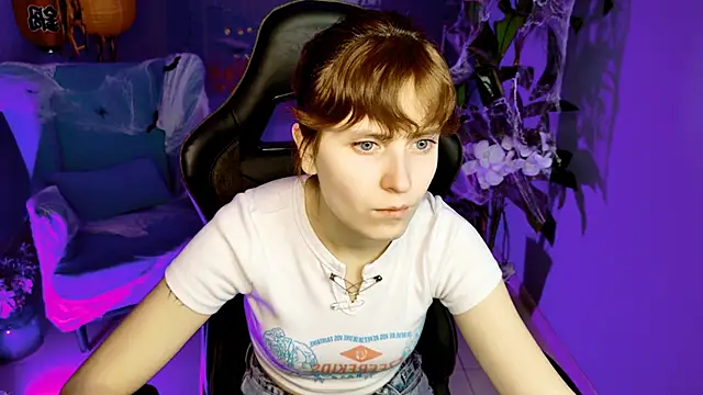 Snapshot of LolaAsmus chatting on 10.23.25 LolaAsmus online show from 10.23.25