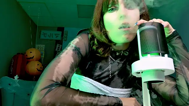 Snapshot of LolaAsmus chatting on 10.31.25 LolaAsmus online show from 10.31.25