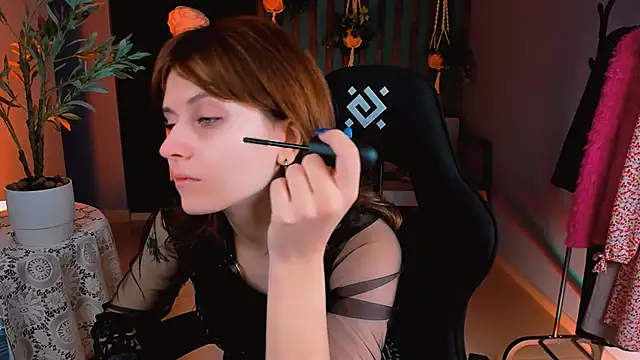 Snapshot of LolaAsmus chatting on 11.14.25 LolaAsmus online show from 11.14.25