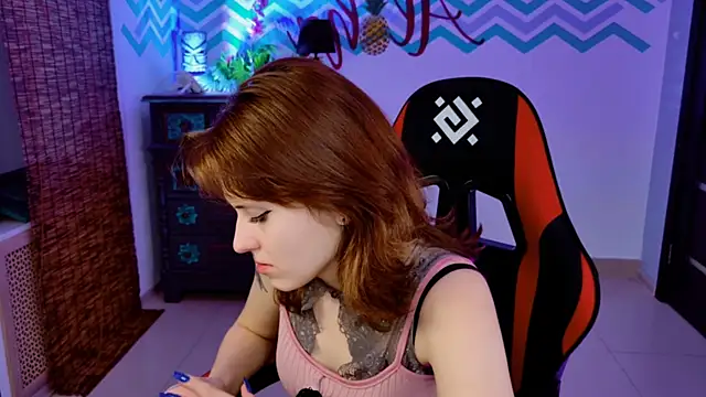 Snapshot of LolaAsmus chatting on 11.15.25 LolaAsmus online show from 11.15.25