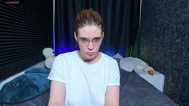 Snapshot of KIKI_Krash chatting on 02.13.25 KIKI Krash online show from 02.13.25