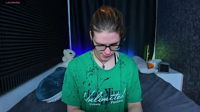 Snapshot of KIKI_Krash chatting on 03.14.25 KIKI Krash online show from 03.14.25