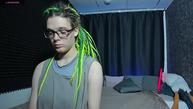 Snapshot of KIKI_Krash chatting on 09.27.25 KIKI Krash online show from 09.27.25