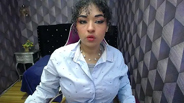 Snapshot of Sofiacowperx chatting on 02.05.25 Sofiacowperx online show from 02.05.25