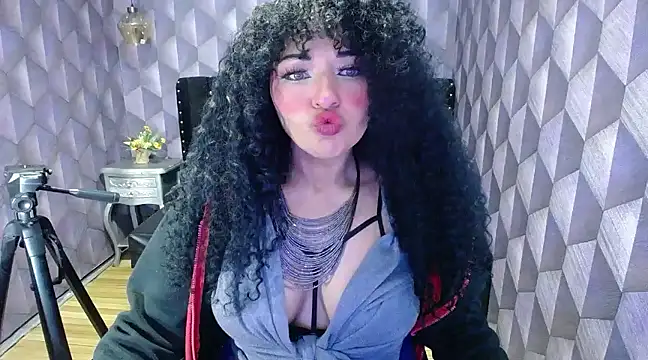 Snapshot of Sofiacowperx chatting on 02.08.25 Sofiacowperx online show from 02.08.25