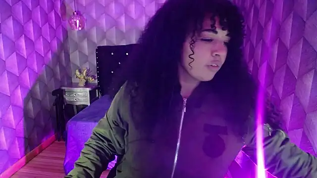 Snapshot of Sofiacowperx chatting on 03.05.25 Sofiacowperx online show from 03.05.25