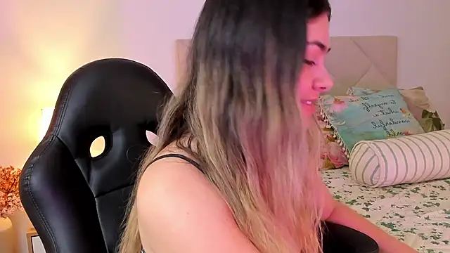 Snapshot of Lau_Bee chatting on 12.11.24 Lau Bee online show from 12.11.24