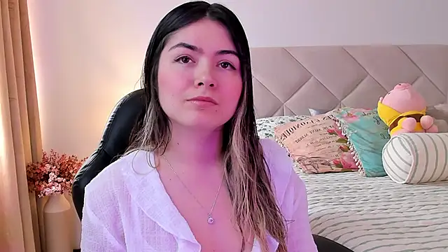 Snapshot of Lau_Bee chatting on 12.13.24 Lau Bee online show from 12.13.24