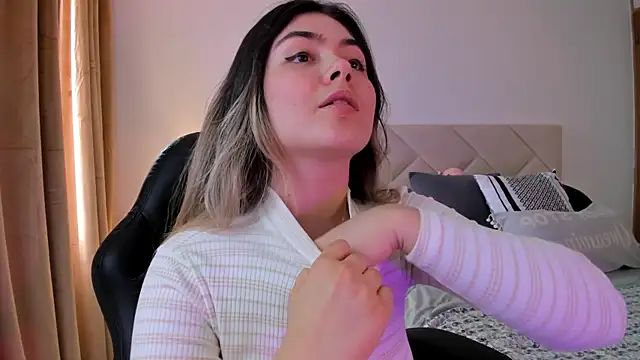 Snapshot of Lau_Bee chatting on 12.16.24 Lau Bee online show from 12.16.24