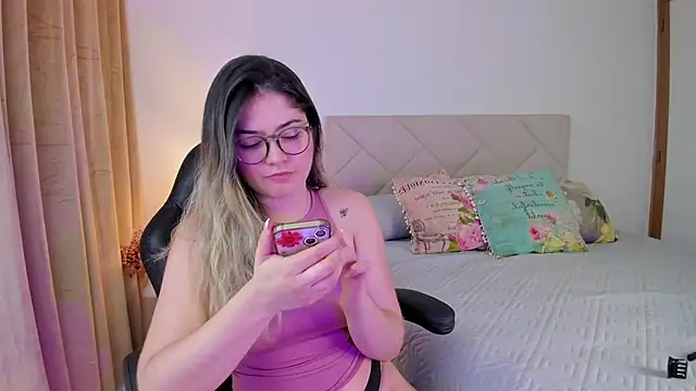 Snapshot of Lau_Bee chatting on 12.30.24 Lau Bee online show from 12.30.24