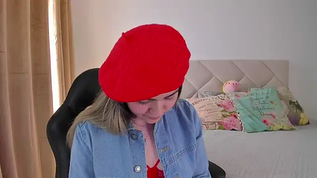 Snapshot of Lau_Bee chatting on 01.04.25 Lau Bee online show from 01.04.25