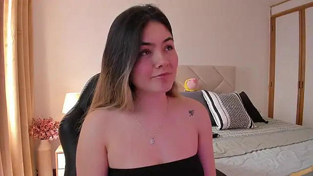 Snapshot of Lau_Bee chatting on 01.10.25 Lau Bee online show from 01.10.25