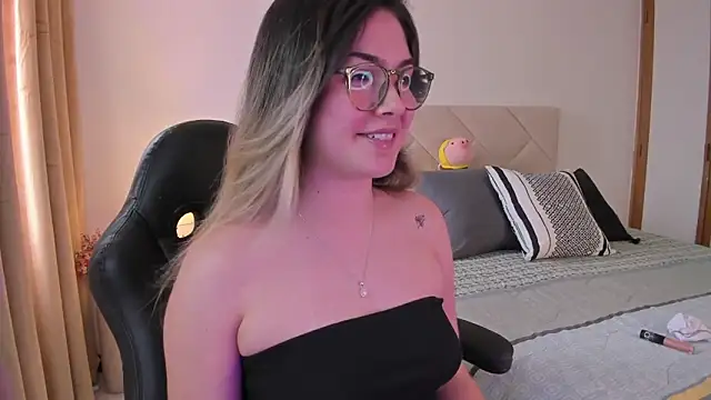 Snapshot of Lau_Bee chatting on 01.10.25 Lau Bee online show from 01.10.25