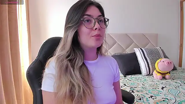 Snapshot of Lau_Bee chatting on 01.16.25 Lau Bee online show from 01.16.25