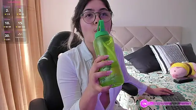 Snapshot of Lau_Bee chatting on 01.17.25 Lau Bee online show from 01.17.25