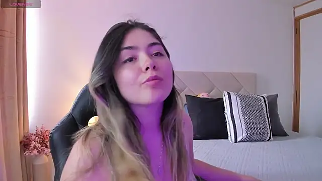 Snapshot of Lau_Bee chatting on 01.22.25 Lau Bee online show from 01.22.25