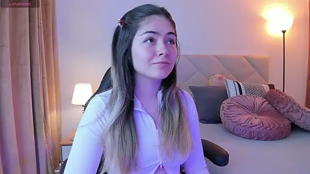 Snapshot of Lau_Bee chatting on 02.02.25 Lau Bee online show from 02.02.25