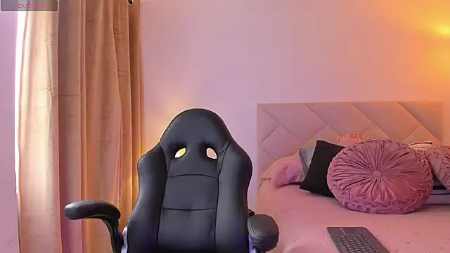 Snapshot of Lau_Bee chatting on 02.21.25 Lau Bee online show from 02.21.25