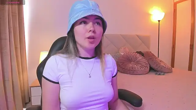 Snapshot of Lau_Bee chatting on 03.18.25 Lau Bee online show from 03.18.25