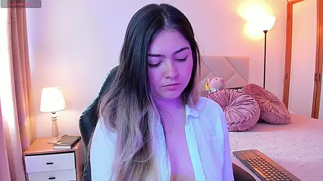 Snapshot of Lau_Bee chatting on 03.20.25 Lau Bee online show from 03.20.25