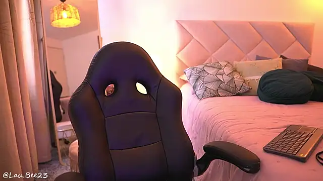 Snapshot of Lau_Bee chatting on 09.13.25 Lau Bee online show from 09.13.25