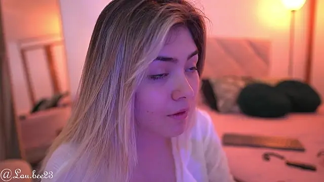 Snapshot of Lau_Bee chatting on 09.14.25 Lau Bee online show from 09.14.25