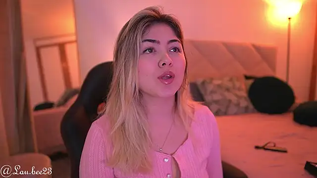 Snapshot of Lau_Bee chatting on 09.18.25 Lau Bee online show from 09.18.25