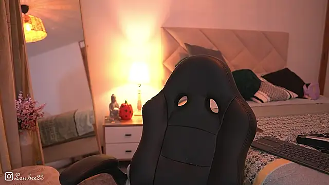 Snapshot of Lau_Bee chatting on 10.30.25 Lau Bee online show from 10.30.25