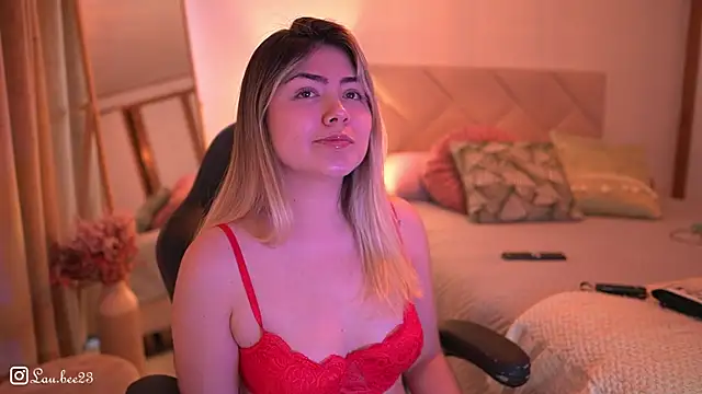 Snapshot of Lau_Bee chatting on 11.08.25 Lau Bee online show from 11.08.25