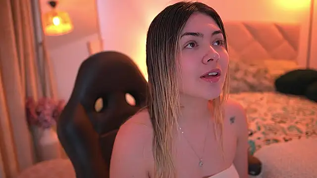 Snapshot of Lau_Bee chatting on 11.25.25 Lau Bee online show from 11.25.25