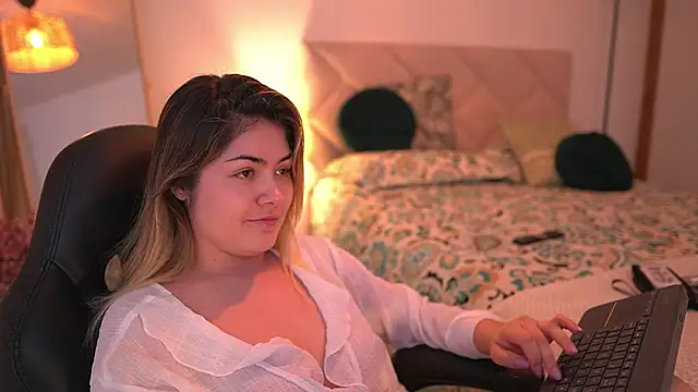 Snapshot of Lau_Bee chatting on 11.28.25 Lau Bee online show from 11.28.25