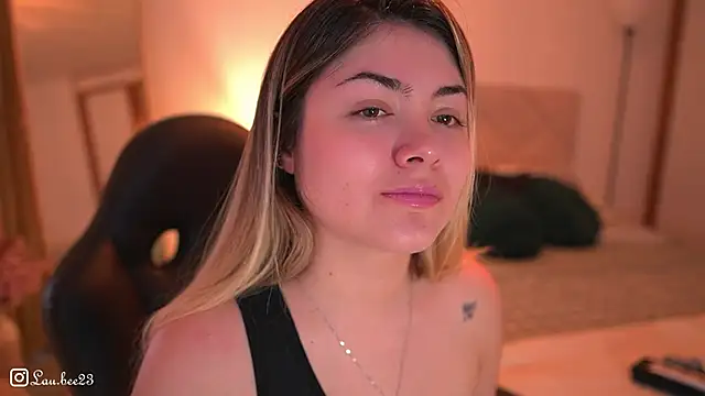 Snapshot of Lau_Bee chatting on 11.30.25 Lau Bee online show from 11.30.25