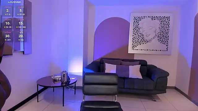 Snapshot of SavannahStorm chatting on 02.05.25 SavannahStorm online show from 02.05.25