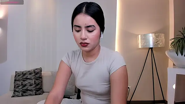 IsabellaHill  online show from 12.22.24