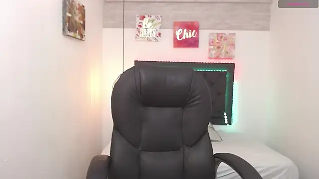 Nahomi-Hill online show from 01.11.25