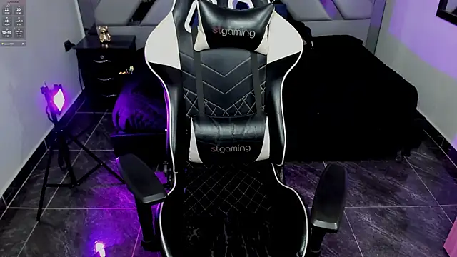 Nahomi-Hill online show from 02.04.25