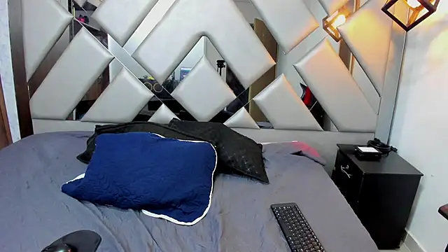 Nahomi-Hill online show from 03.05.26