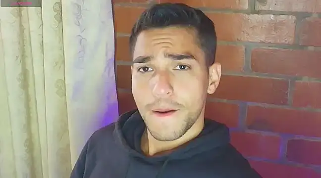 Snapshot of Leandro_valenzuela chatting on 02.14.25 Leandro valenzuela online show from 02.14.25