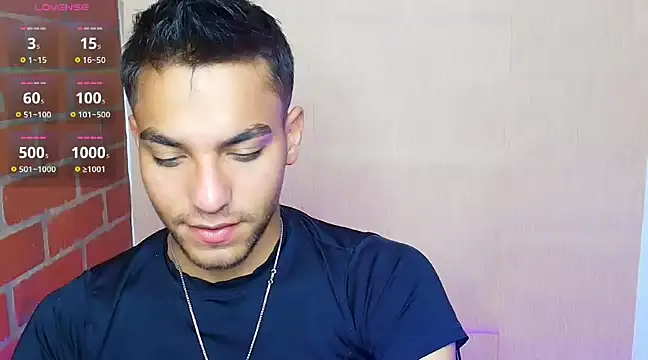 Snapshot of Leandro_valenzuela chatting on 02.25.25 Leandro valenzuela online show from 02.25.25